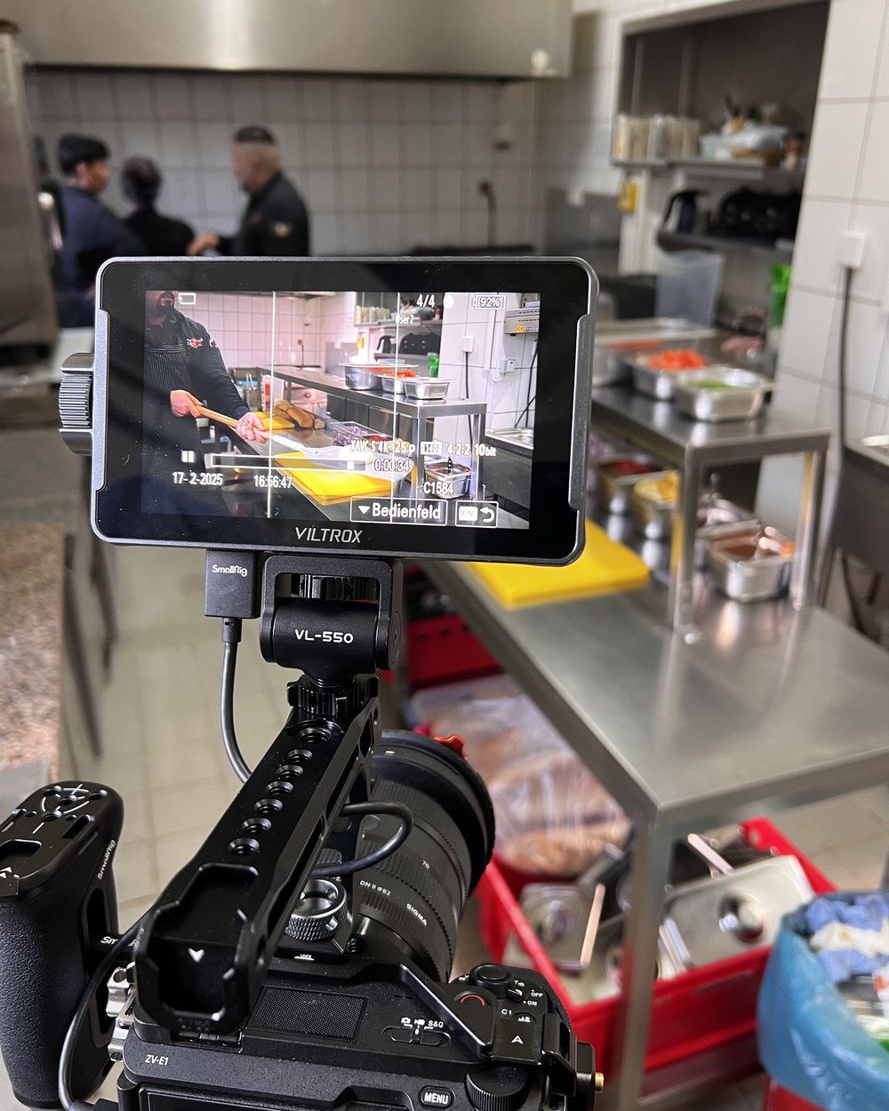 Kameramonitor bei einem Dreh in einer Restaurantküche