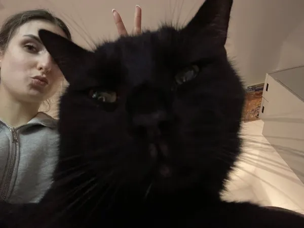 Magda mit ihrem schwarzen Kater Ryu