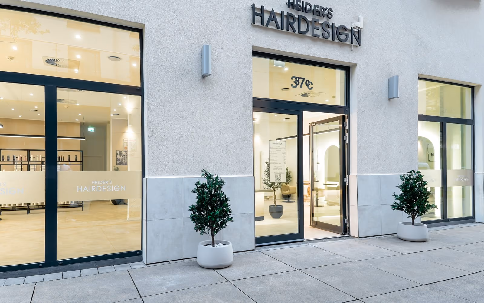HDR-Foto vom Eingang und der Fensterfront von Heiders Hairdesign