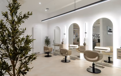 HDR-Foto im Salon von Heiders Hairdesign: beleuchtete Bogenspiegel und Friseurstühle