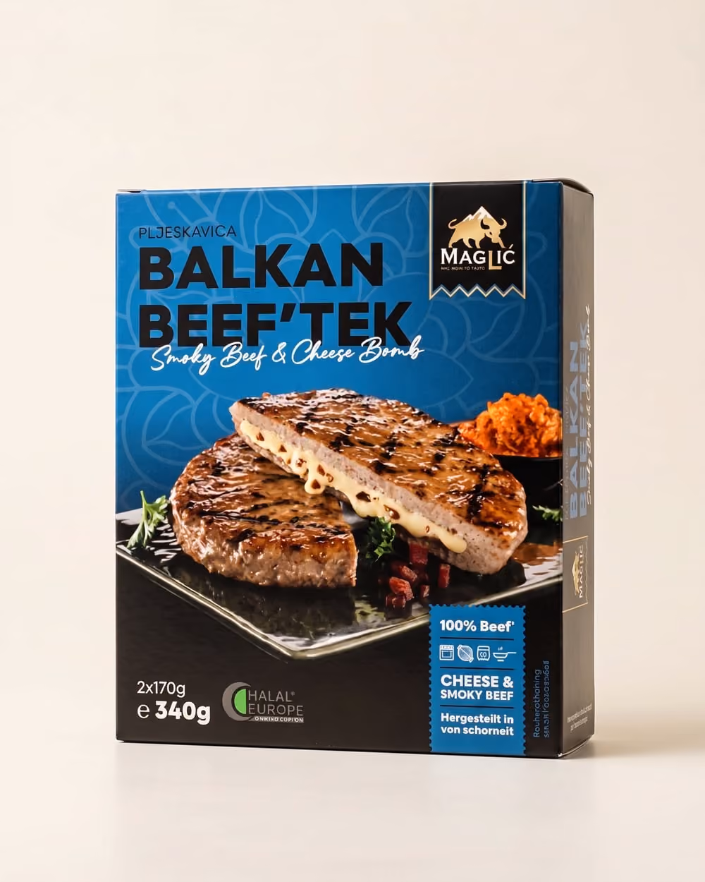 KI-Szene: MAGLIĆ Balkan Beef’tek als Studio-Packshot vor hellem Hintergrund