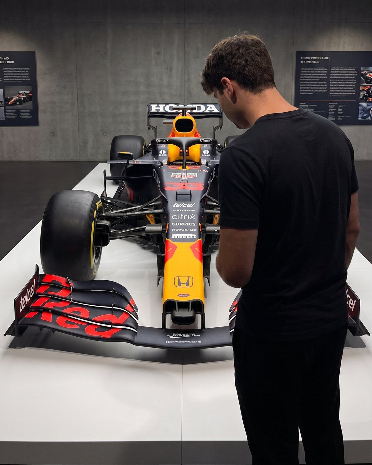 Maximillian Rybka im Museum vor einem Formel-1-Rennwagen