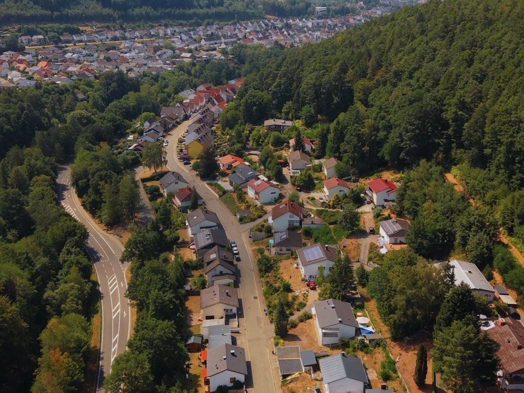 Luftaufnahme eines Hauses mit Grundstück