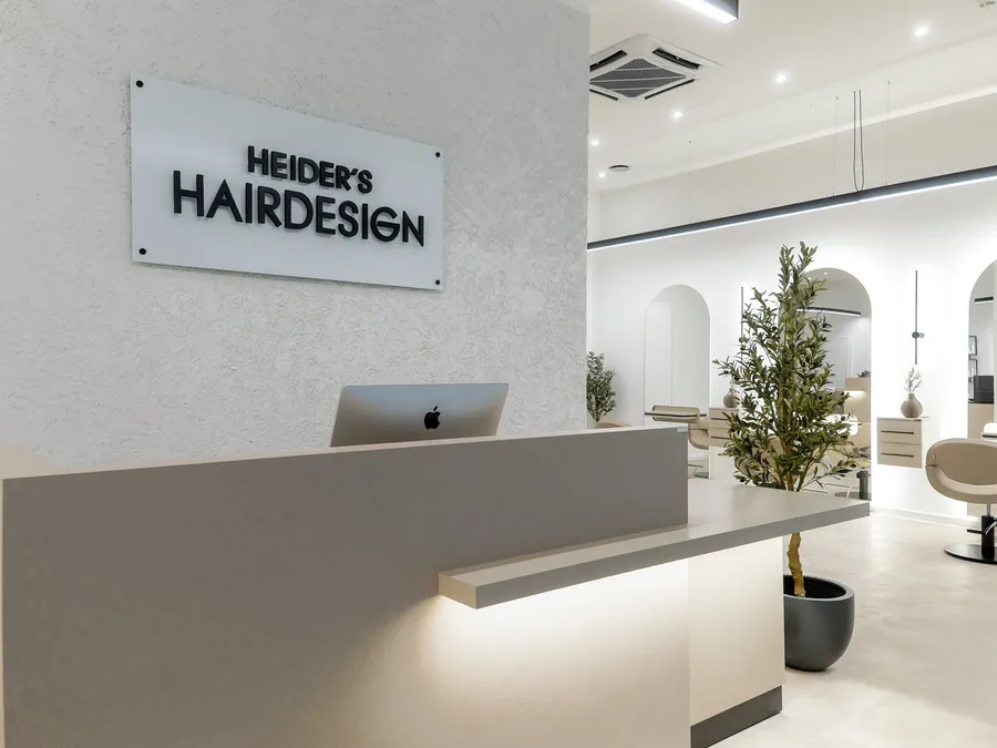 HDR-Foto vom Empfang eines Friseursalons: helle Wand, Theke, Fenster nicht ausgebrannt